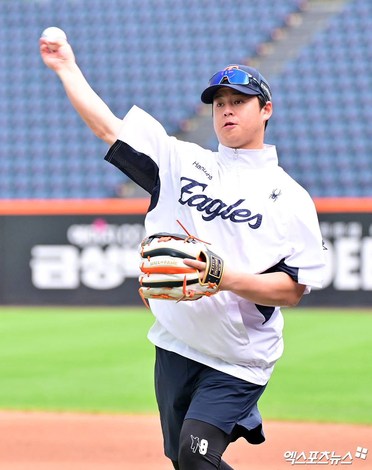 19일 오후 대전 한화생명 볼파크에서 열리는 '2026 신한 SOL Bank KBO리그' KIA 타이거즈와 한화 이글스의 경기, 한화 노시환이 캐치볼을 하고 있다. 대전, 김한준 기자