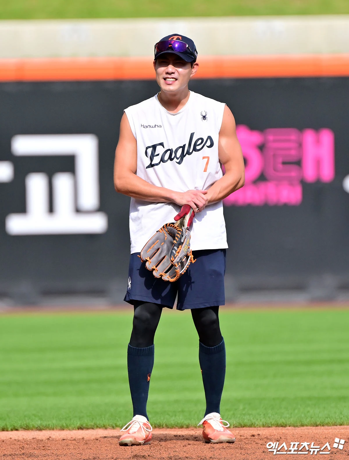 19일 오후 대전 한화생명 볼파크에서 열리는 '2026 신한 SOL Bank KBO리그' KIA 타이거즈와 한화 이글스의 경기, 한화 심우준이 훈련 도중 손목을 만지고 있다. 대전, 김한준 기자