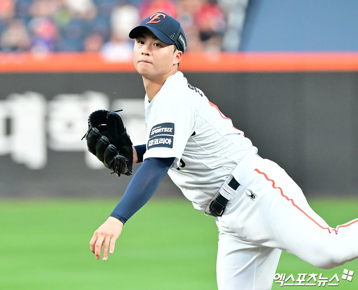 18일 오후 대전 한화생명 볼파크에서 열린 '2026 신한 SOL Bank KBO리그' KIA 타이거즈와 한화 이글스의 경기, 1회초 한화 선발투수 왕옌청이 공을 힘차게 던지고 있다. 대전, 김한준 기자