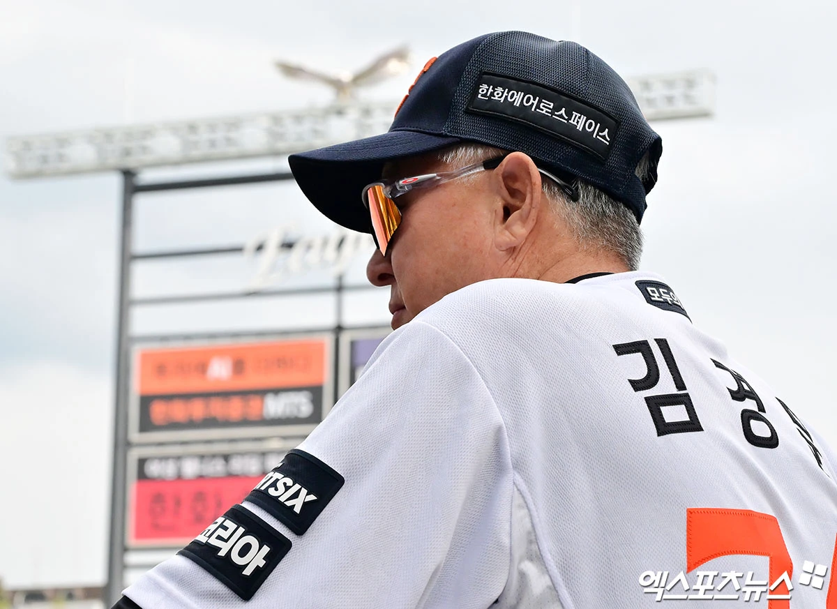 19일 오후 대전 한화생명 볼파크에서 열리는 '2026 신한 SOL Bank KBO리그' KIA 타이거즈와 한화 이글스의 경기, 한화 김경문 감독이 선수들의 훈련을 지켜보고 있다. 대전, 김한준 기자