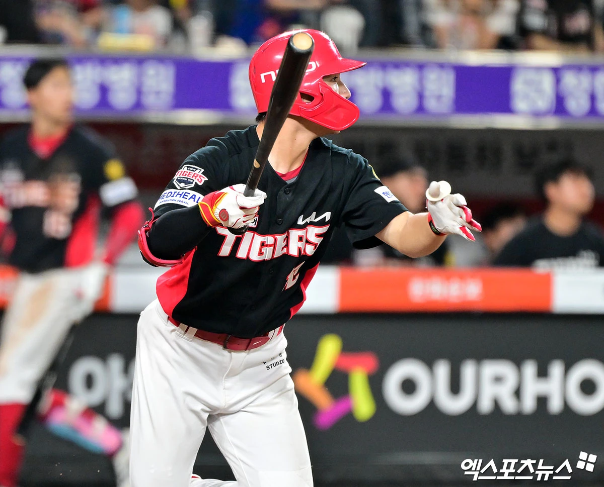 18일 오후 대전 한화생명 볼파크에서 열린 '2026 신한 SOL Bank KBO리그' KIA 타이거즈와 한화 이글스의 경기, 9회초 KIA 정현창이 좌중간 안타를 날리고 있다. 대전, 김한준 기자