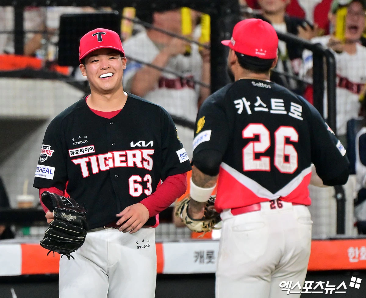 19일 오후 대전 한화생명 볼파크에서 열린 '2026 신한 SOL Bank KBO리그' KIA 타이거즈와 한화 이글스의 경기, 6회말 수비를 마친 KIA 시라카와가 야수들과 하이파이브를 하고 있다. 대전, 김한준 기자