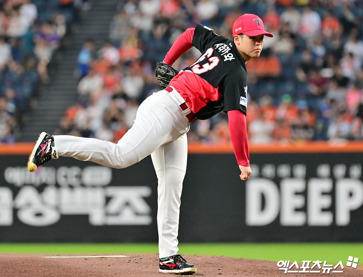 이범호 감독이 이끄는 KIA 타이거즈는 19일 대전 한화생명 볼파크에서 열린 2026 신한 SOL KBO리그 한화 이글스와의 정규시즌 14차전에서 6-3으로 승리하며 4연승을 질주했다. 시즌 성적은 58승48패2무다. 마운드에서는 선발 시라카와 케이쇼가 6⅓이닝 2피안타 2사사구 3탈삼진 1실점으로 시즌 첫 퀄리티스타트(QS·선발 6이닝 이상 3자책점 이하) 호투를 펼치며 승리의 발판을 마련했다. 이의리는 1이닝 무실점으로 제 몫을 다하며 이틀 연속 세이브를 달성했다. 타선에서는 박재현이 2-2로 맞선 9회초 1타점 적시타를 치며 결승타의 주인공이 됐다. 5연패 수렁에 빠진 한화는 48승55패3무가 됐다. 대전, 김한준 기자