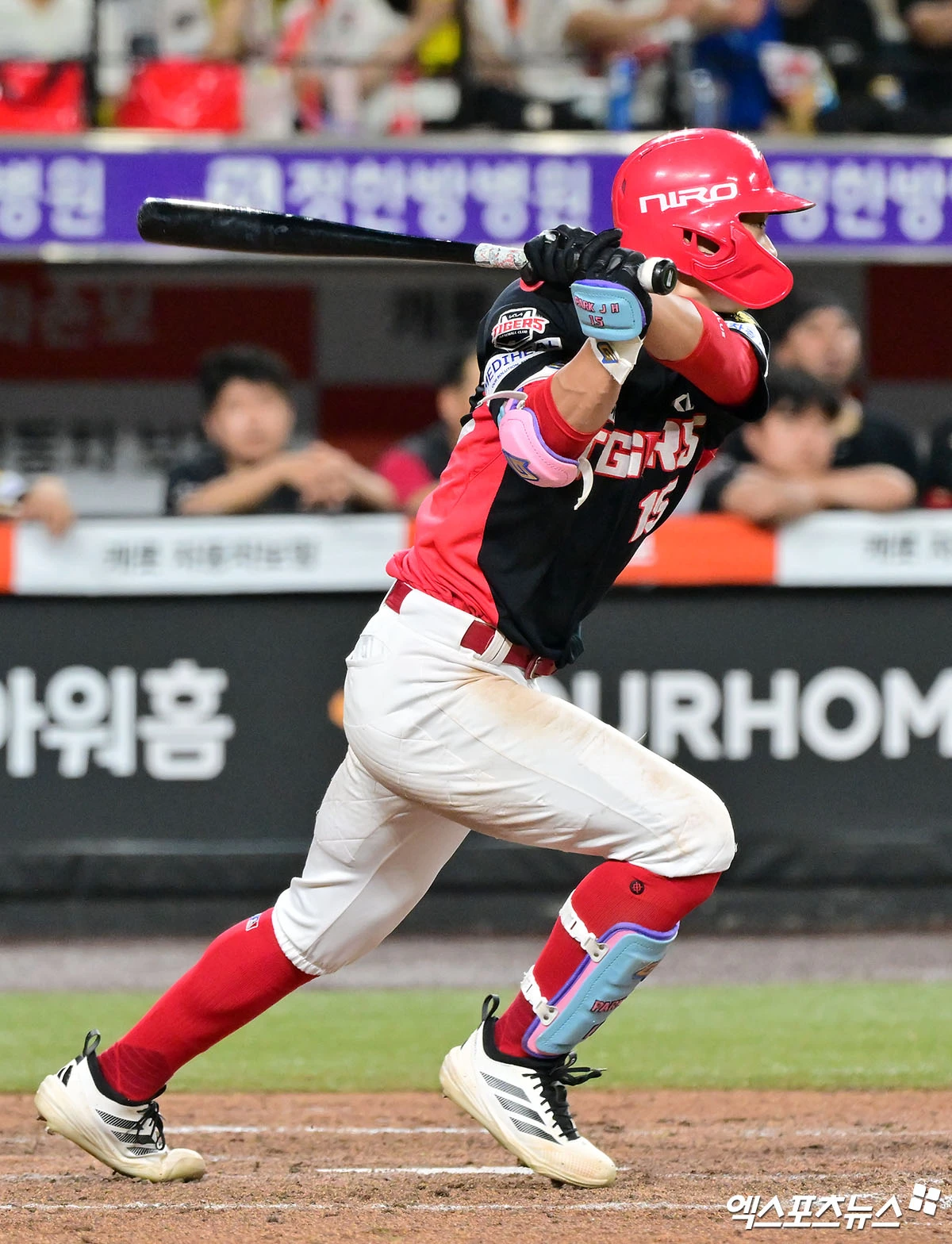 이범호 감독이 이끄는 KIA 타이거즈는 19일 대전 한화생명 볼파크에서 열린 2026 신한 SOL KBO리그 한화 이글스와의 정규시즌 14차전에서 6-3으로 승리하며 4연승을 질주했다. 시즌 성적은 58승48패2무다. 마운드에서는 선발 시라카와 케이쇼가 6⅓이닝 2피안타 2사사구 3탈삼진 1실점으로 시즌 첫 퀄리티스타트(QS·선발 6이닝 이상 3자책점 이하) 호투를 펼치며 승리의 발판을 마련했다. 이의리는 1이닝 무실점으로 제 몫을 다하며 이틀 연속 세이브를 달성했다. 타선에서는 박재현이 2-2로 맞선 9회초 1타점 적시타를 치며 결승타의 주인공이 됐다. 5연패 수렁에 빠진 한화는 48승55패3무가 됐다. 대전, 김한준 기자