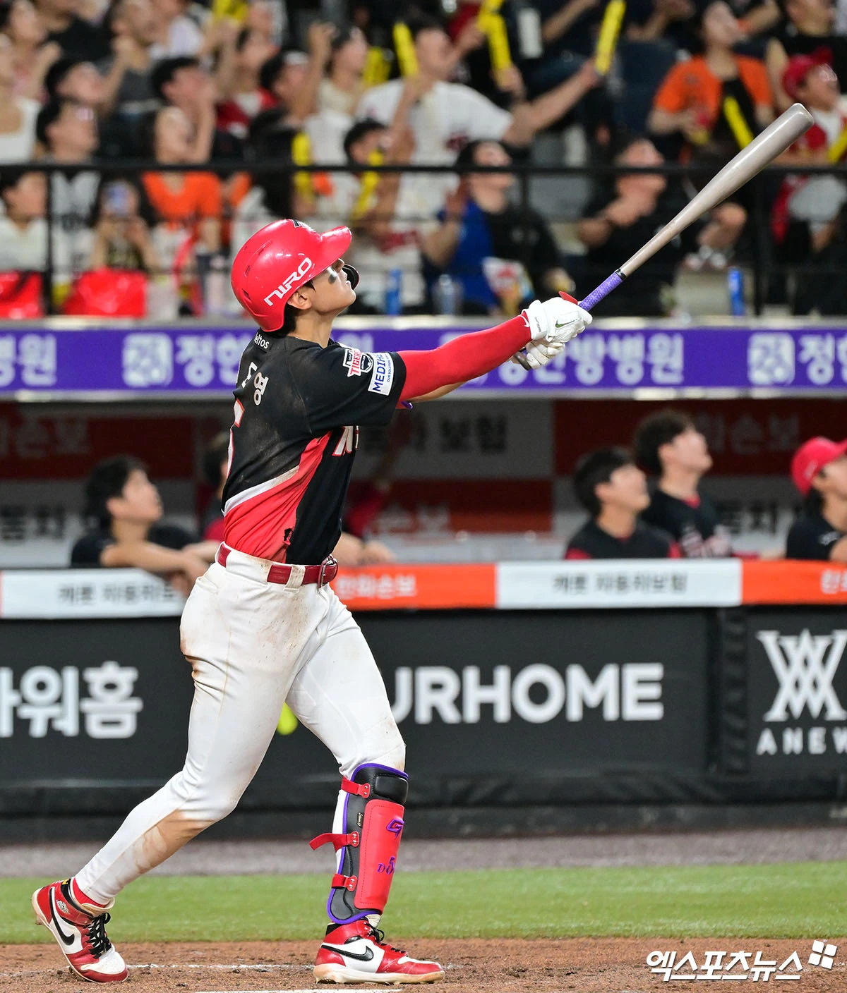 이범호 감독이 이끄는 KIA 타이거즈는 19일 대전 한화생명 볼파크에서 열린 2026 신한 SOL KBO리그 한화 이글스와의 정규시즌 14차전에서 6-3으로 승리하며 4연승을 질주했다. 시즌 성적은 58승48패2무다. 마운드에서는 선발 시라카와 케이쇼가 6⅓이닝 2피안타 2사사구 3탈삼진 1실점으로 시즌 첫 퀄리티스타트(QS·선발 6이닝 이상 3자책점 이하) 호투를 펼치며 승리의 발판을 마련했다. 이의리는 1이닝 무실점으로 제 몫을 다하며 이틀 연속 세이브를 달성했다. 타선에서는 박재현이 2-2로 맞선 9회초 1타점 적시타를 치며 결승타의 주인공이 됐다. 김도영은 9회초 쐐기 스리런 홈런을 터트리는 등 4타수 2안타(1홈런) 3타점 1볼넷 1득점을 올렸다. 5연패 수렁에 빠진 한화는 48승55패3무가 됐다. 대전, 김한준 기자