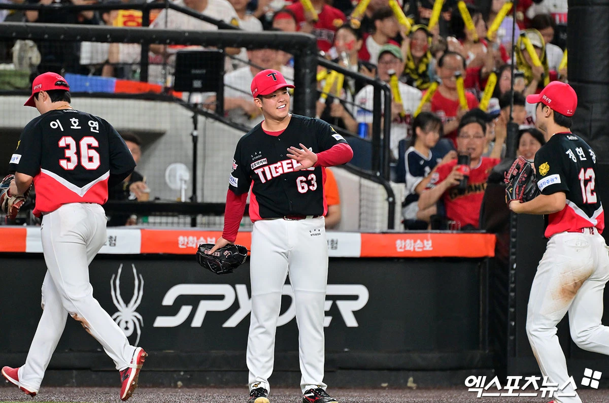 19일 오후 대전 한화생명 볼파크에서 열린 '2026 신한 SOL Bank KBO리그' KIA 타이거즈와 한화 이글스의 경기, 6회말 수비를 마친 KIA 시라카와가 야수들과 하이파이브를 하고 있다. 대전, 김한준 기자