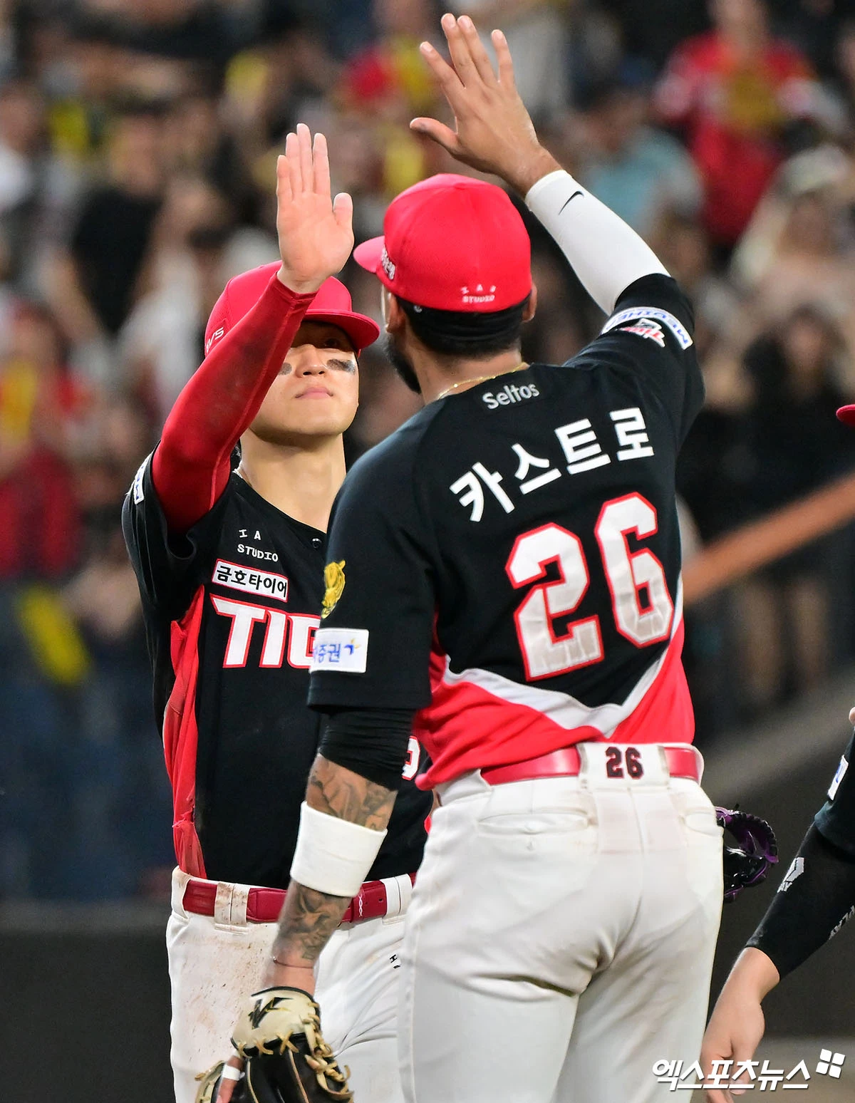 19일 오후 대전 한화생명 볼파크에서 열린 '2026 신한 SOL Bank KBO리그' KIA 타이거즈와 한화 이글스의 경기, KIA가 김도영의 스리런 홈런에 힘입어 한화에 6:2로 승리했다.  이날 경기에서 승리한 KIA 선수들이 기뻐하고 있다. 대전, 김한준 기자