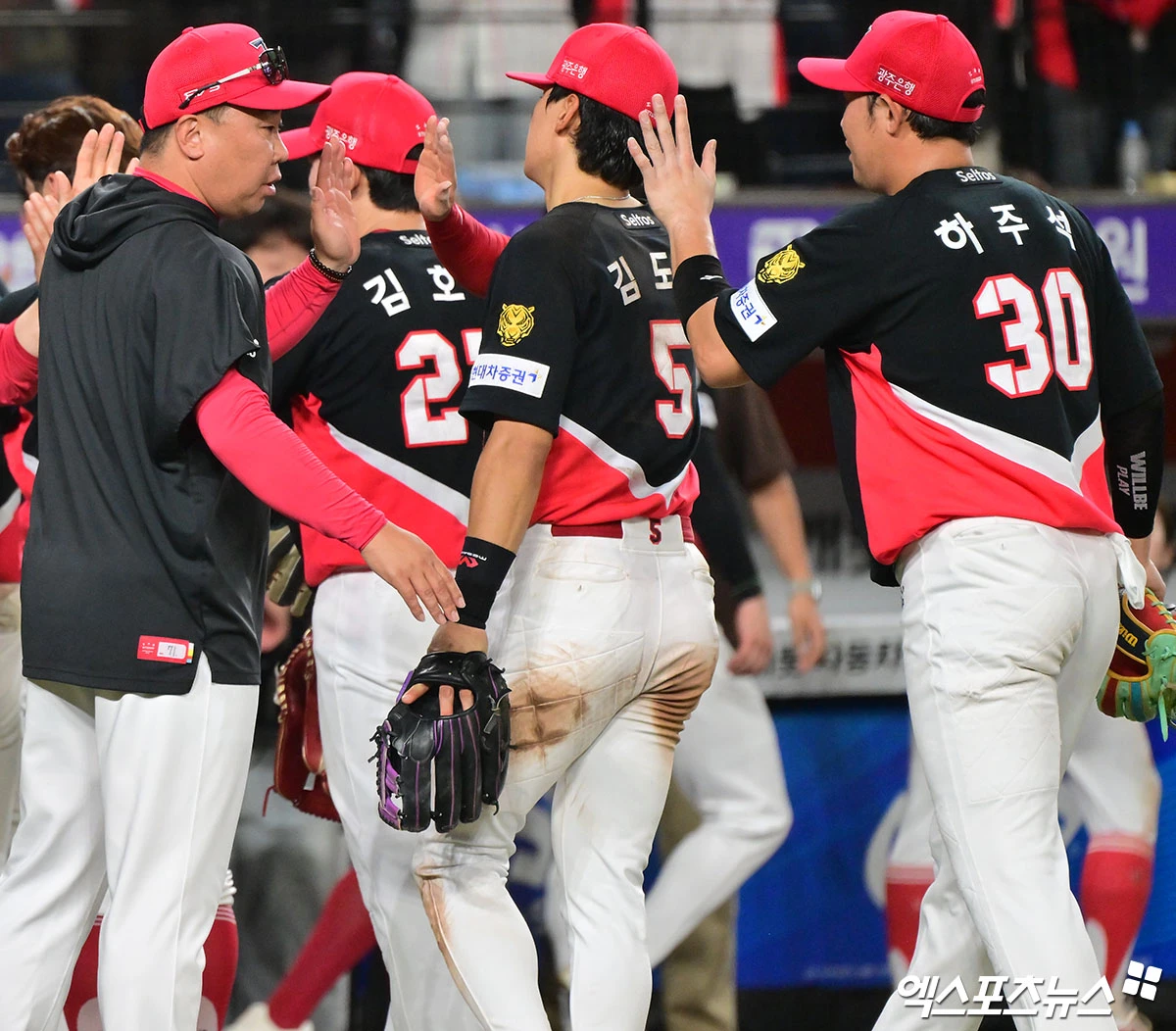 19일 오후 대전 한화생명 볼파크에서 열린 '2026 신한 SOL Bank KBO리그' KIA 타이거즈와 한화 이글스의 경기, KIA가 김도영의 스리런 홈런에 힘입어 한화에 6:2로 승리했다.  이날 경기에서 승리한 KIA 이범호 감독이 선수들과 함께 기뻐하고 있다. 대전, 김한준 기자