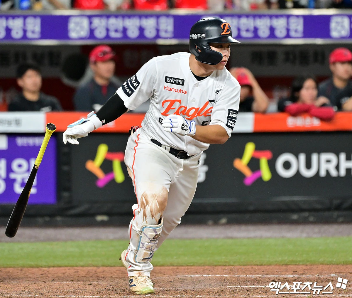 19일 오후 대전 한화생명 볼파크에서 열린 '2026 신한 SOL Bank KBO리그' KIA 타이거즈와 한화 이글스의 경기, 9회말 무사 1,3루 한화 문현빈이 타격을 하고 있다. 대전, 김한준 기자