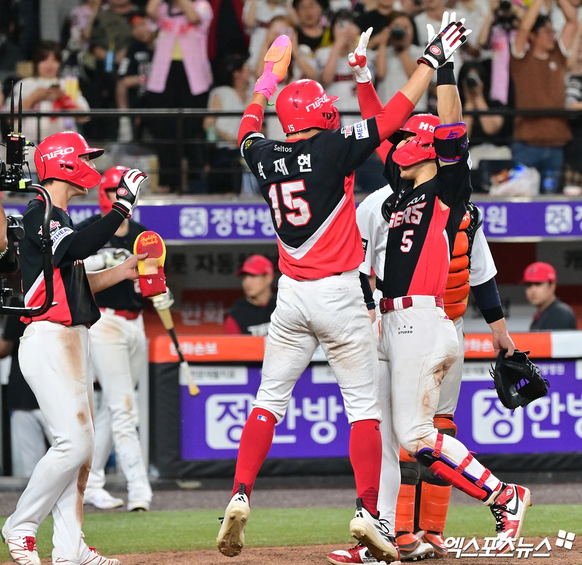 19일 오후 대전 한화생명 볼파크에서 열린 '2026 신한 SOL Bank KBO리그' KIA 타이거즈와 한화 이글스의 경기, 9회초 1사 2,3루 KIA 김도영이 스리런 홈런을 날린 후 기뻐하고 있다. 대전, 김한준 기자