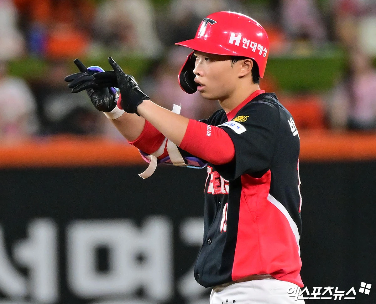 19일 오후 대전 한화생명 볼파크에서 열린 '2026 신한 SOL Bank KBO리그' KIA 타이거즈와 한화 이글스의 경기, 7회초 2사 KIA 박재현이 2루타를 날리고 있다. 대전, 김한준 기자
