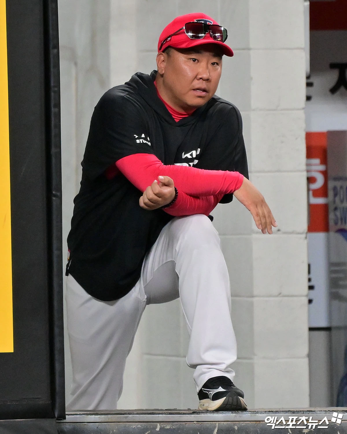 19일 오후 대전 한화생명 볼파크에서 열린 '2026 신한 SOL Bank KBO리그' KIA 타이거즈와 한화 이글스의 경기, 8회초 1사 2,3루 KIA 김도영이 김호령의 내야땅볼때 홈으로 쇄도하다 아웃이 되자 이범호 감독이 아쉬워하고 있다. 대전, 김한준 기자