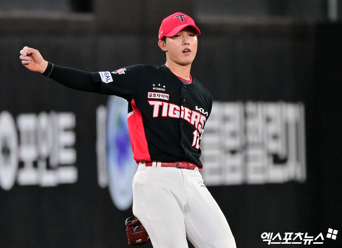 19일 오후 대전 한화생명 볼파크에서 열린 '2026 신한 SOL Bank KBO리그' KIA 타이거즈와 한화 이글스의 경기, 3회말 2사 KIA 정현창이 한화 심우준의 타구를 잡아 1루로 송구하고 있다. 대전, 김한준 기자