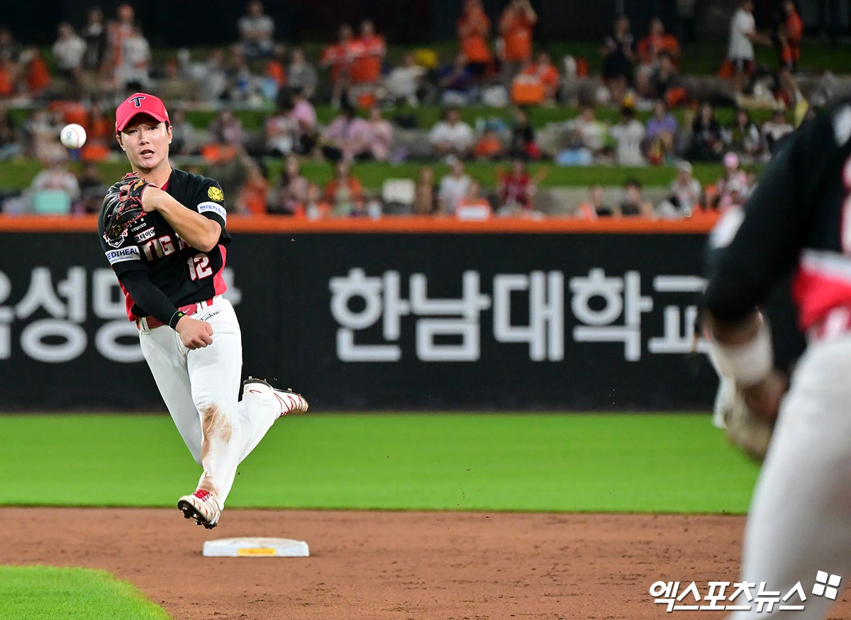 19일 오후 대전 한화생명 볼파크에서 열린 '2026 신한 SOL Bank KBO리그' KIA 타이거즈와 한화 이글스의 경기, 2회말 KIA 정현창이 한화 강백호의 타구를 잡아 1루로 송구하고 있다. 대전, 김한준 기자