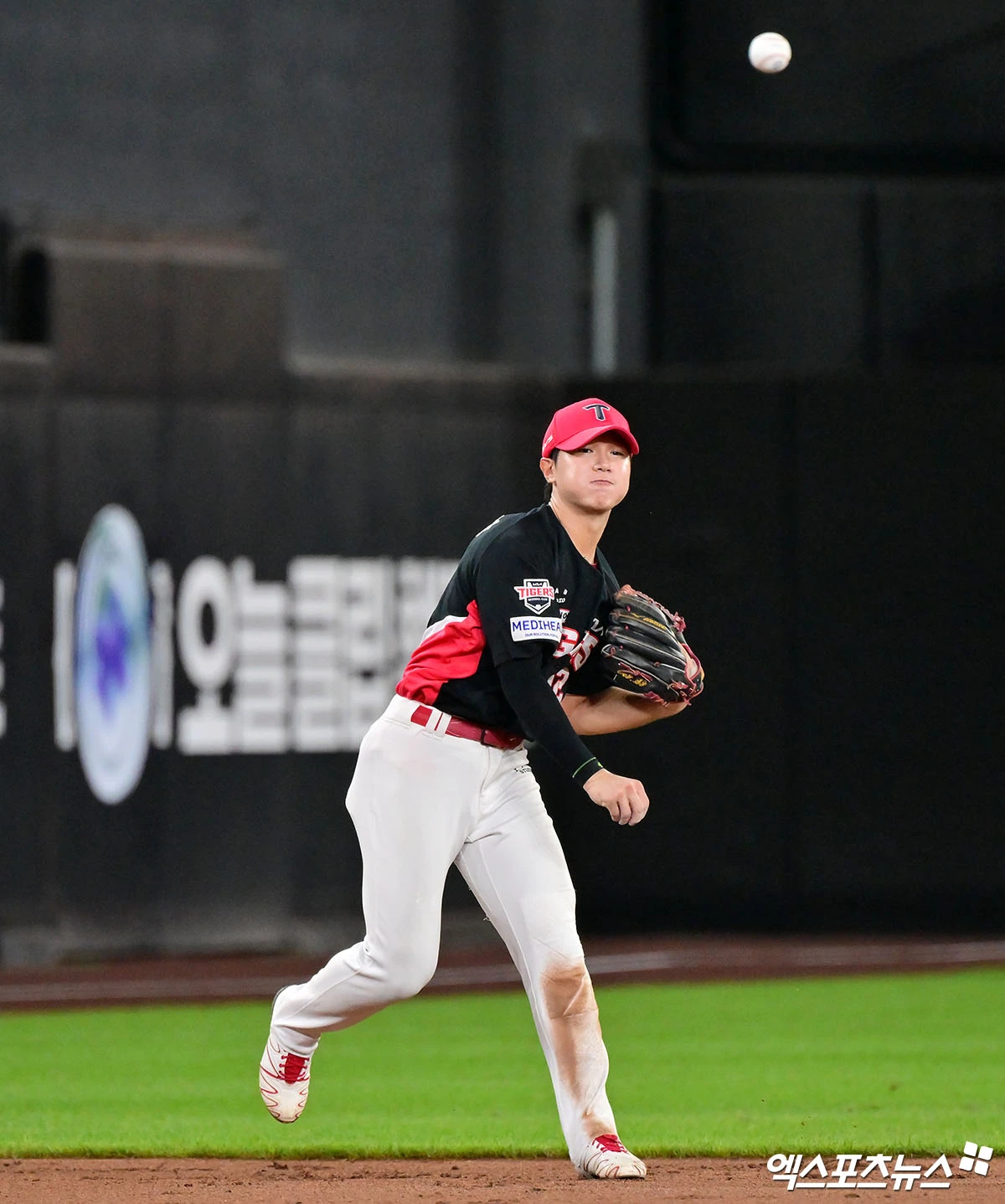 19일 오후 대전 한화생명 볼파크에서 열린 '2026 신한 SOL Bank KBO리그' KIA 타이거즈와 한화 이글스의 경기, 3회말 2사 KIA 정현창이 한화 심우준의 타구를 잡아 1루로 송구하고 있다. 대전, 김한준 기자
