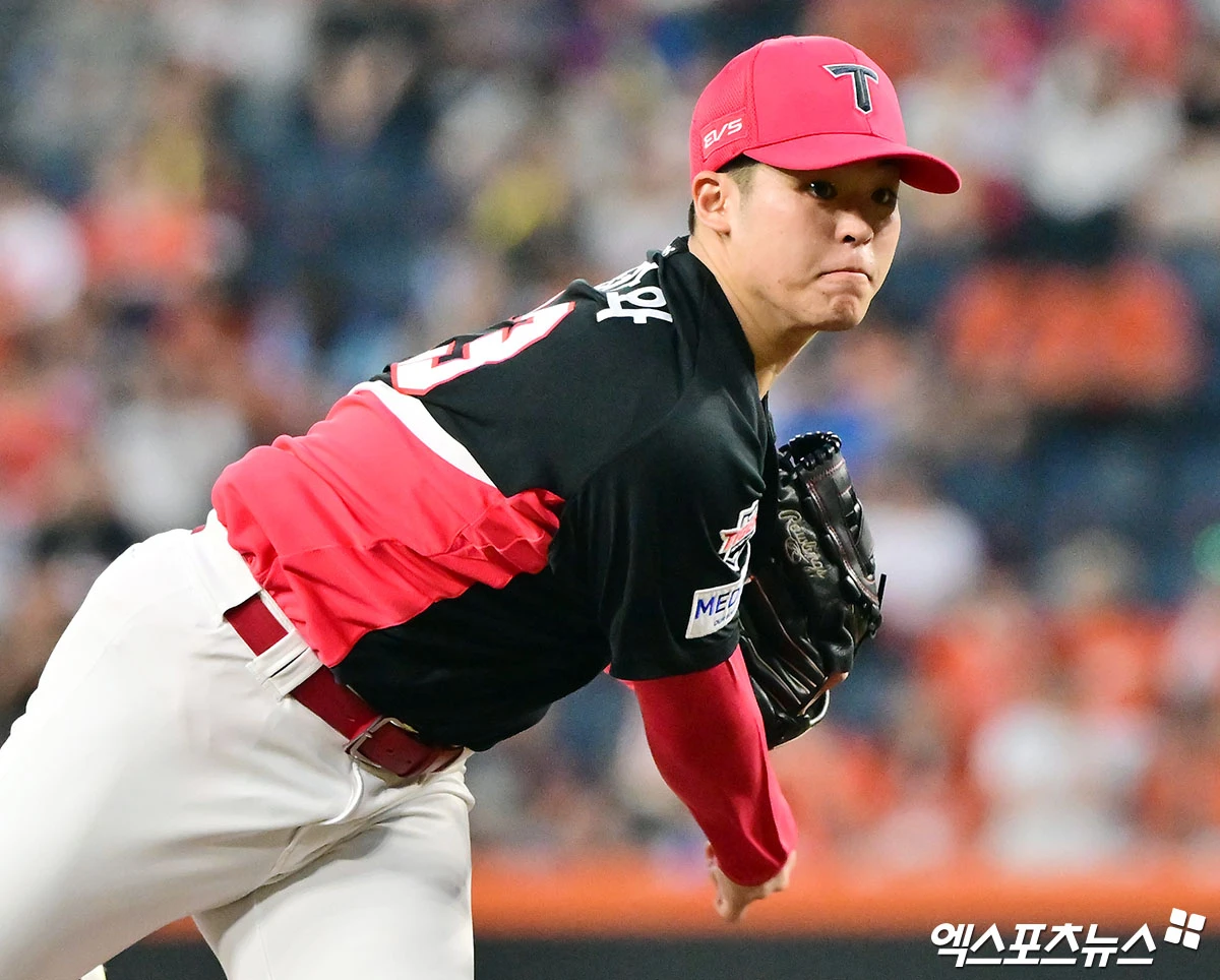 19일 오후 대전 한화생명 볼파크에서 열린 '2026 신한 SOL Bank KBO리그' KIA 타이거즈와 한화 이글스의 경기, 1회말 KIA 선발투수 시라카와가 공을 힘차게 던지고 있다. 대전, 김한준 기자