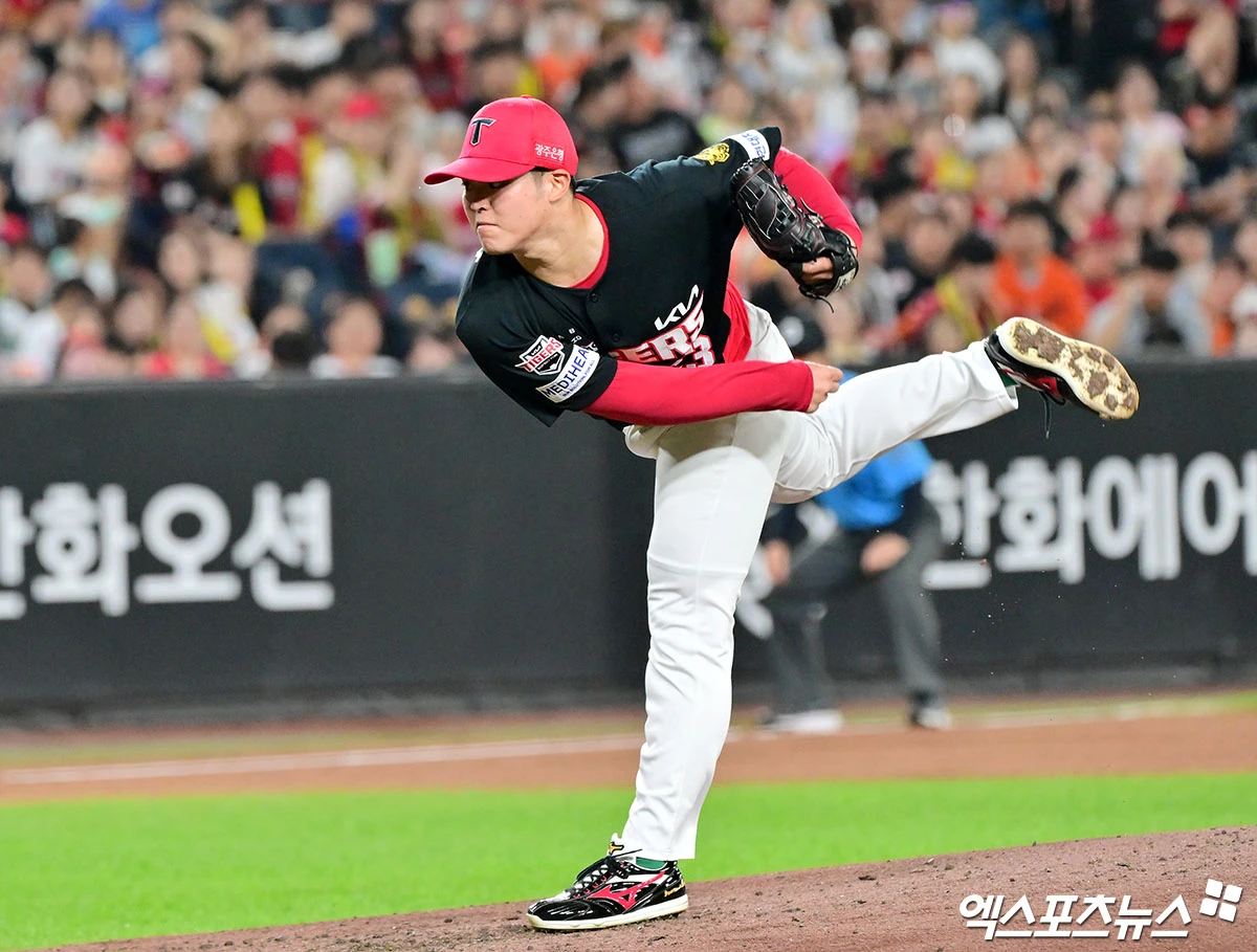 19일 오후 대전 한화생명 볼파크에서 열린 '2026 신한 SOL Bank KBO리그' KIA 타이거즈와 한화 이글스의 경기, 4회말 1사 KIA 시라카와가 공을 힘차게 던지고 있다. 대전, 김한준 기자