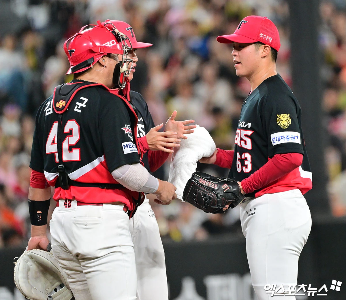 19일 오후 대전 한화생명 볼파크에서 열린 '2026 신한 SOL Bank KBO리그' KIA 타이거즈와 한화 이글스의 경기, 5회말 2사 1루 KIA 김태군이 마운드를 방문해 시라카와와 대화를 나누고 있다. 대전, 김한준 기자