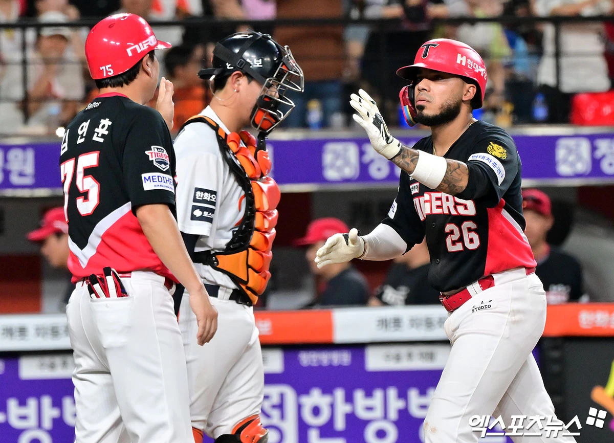 19일 오후 대전 한화생명 볼파크에서 열린 '2026 신한 SOL Bank KBO리그' KIA 타이거즈와 한화 이글스의 경기, 3회초 1사 KIA 카스트로가 솔로 홈런을 날린 후 기뻐하고 있다. 대전, 김한준 기자
