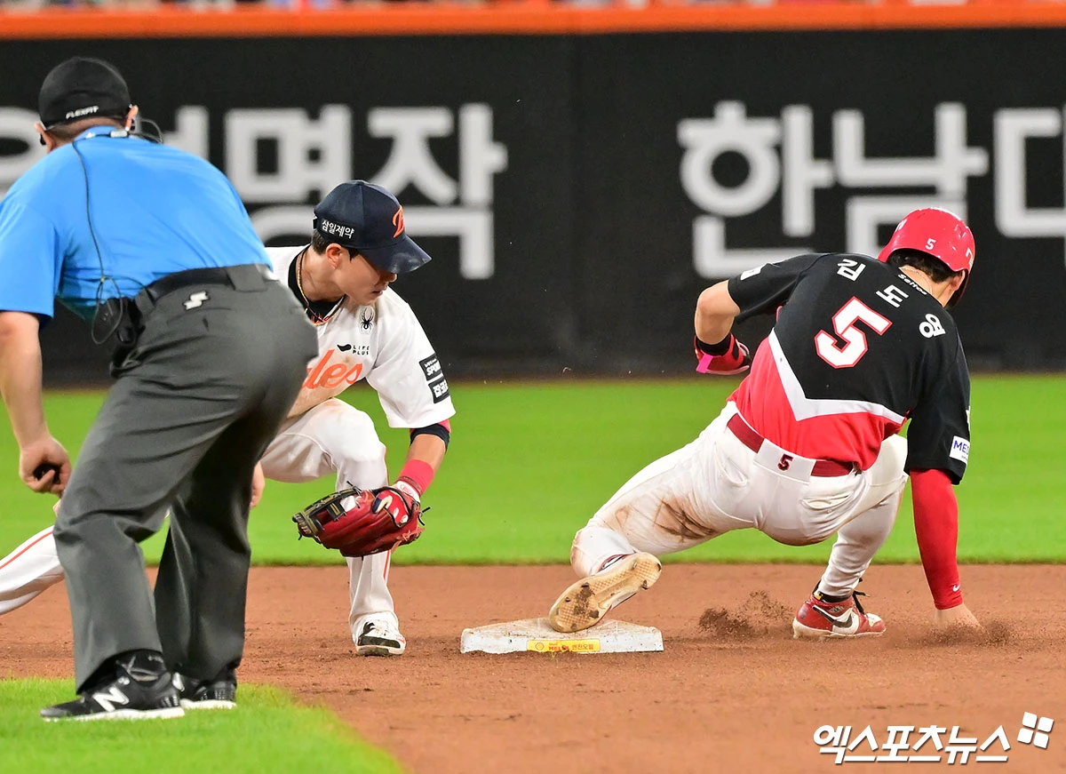 19일 오후 대전 한화생명 볼파크에서 열린 '2026 신한 SOL Bank KBO리그' KIA 타이거즈와 한화 이글스의 경기, 8회초 무사 1루 KIA 김도영이 2루 도루에 성공하고 있다. 엑스포츠뉴스 DB
