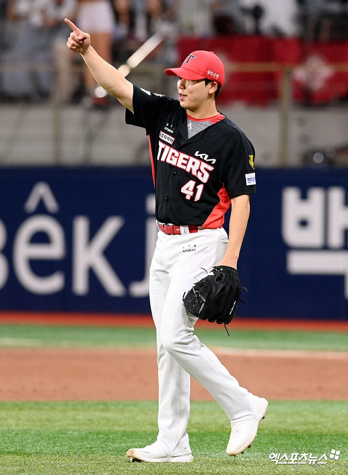 28일 오후 서울 구로구 고척스카이돔에서 열린 '2026 신한 SOL Bank KBO리그' KIA 타이거즈와 키움 히어로즈의 경기, 3회말 KIA 선발 황동하가 한승연 호수비에 기뻐하고 있다. 엑스포츠뉴스 DB