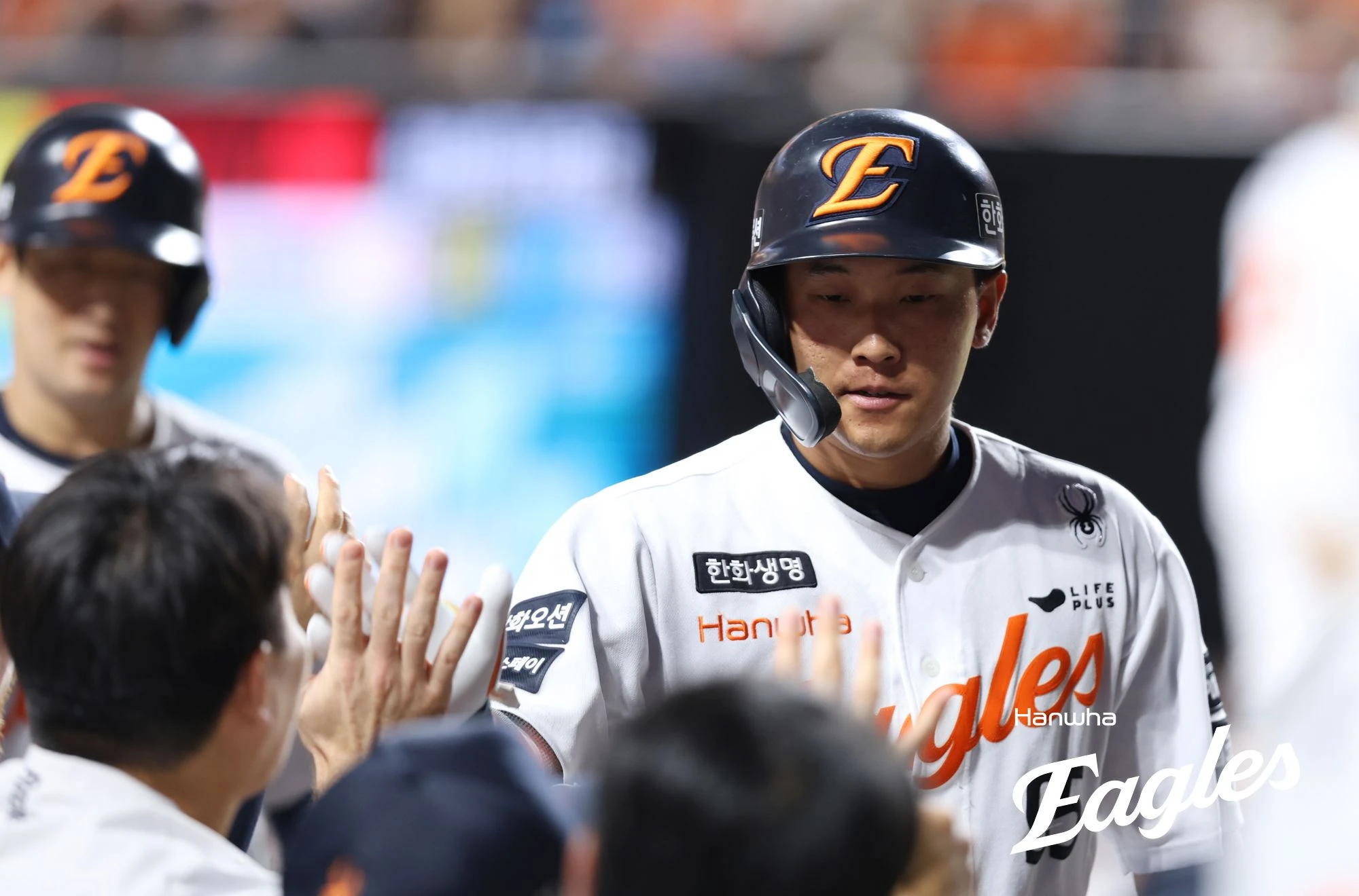 20일 오후 대전 한화생명 볼파크에서 열린 '2026 신한 SOL KBO리그' KIA 타이거즈와 한화 이글스의 경기, 2회말 2사 1루 한화 황영묵이 투런 홈런을 날린 뒤 동료들과 하이파이브를 하고 있다. 한화 이글스