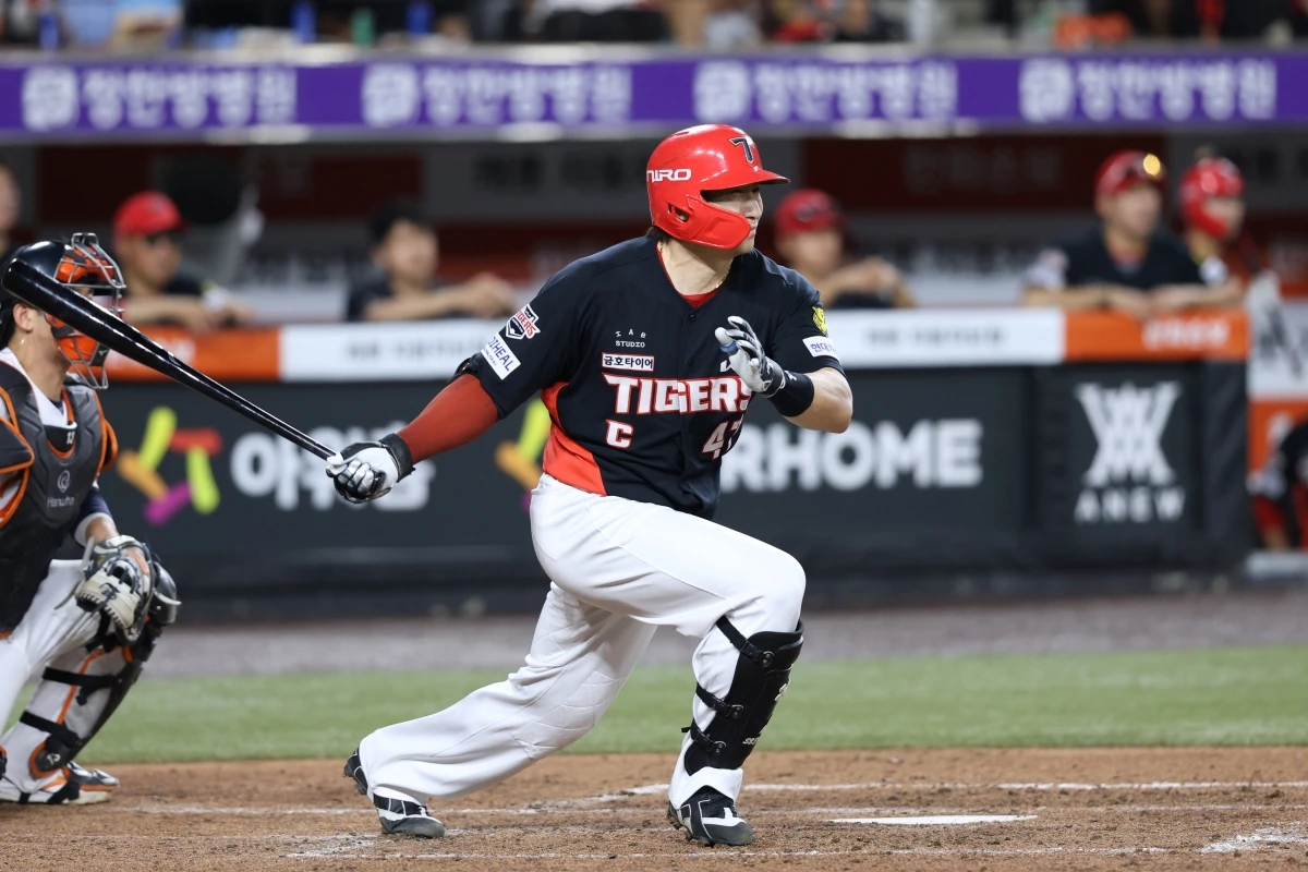 20일 오후 대전 한화생명 볼파크에서 열린 '2026 신한 SOL KBO리그' KIA 타이거즈와 한화 이글스의 경기, 4회초 무사 만루 KIA 나성범이 2타점 적시타를 날리고 있다. KIA 타이거즈