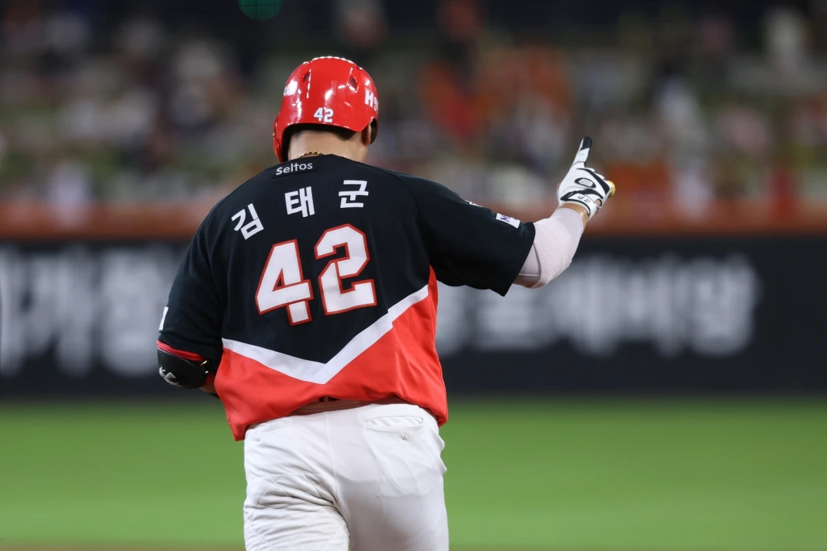 20일 오후 대전 한화생명 볼파크에서 열린 '2026 신한 SOL KBO리그' KIA 타이거즈와 한화 이글스의 경기, 8회초 2사 1루 KIA 김태군이 투런 홈런을 날린 뒤 그라운드를 돌고 있다. KIA 타이거즈