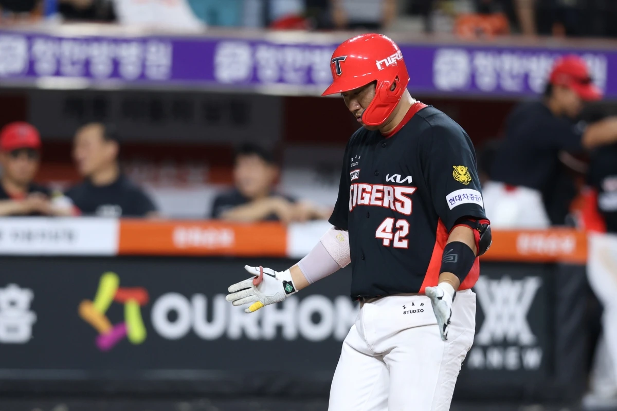 20일 오후 대전 한화생명 볼파크에서 열린 '2026 신한 SOL KBO리그' KIA 타이거즈와 한화 이글스의 경기, 8회초 2사 1루 KIA 김태군이 투런 홈런을 날린 뒤 그라운드를 돌고 있다. KIA 타이거즈