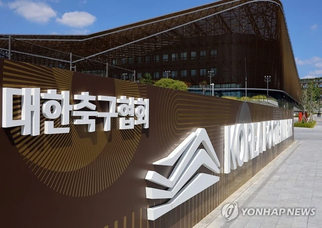 일본축구협회(JFA)가 최근 제기된 대한축구협회(KFA)의 일본 심판 성 접대 의혹과 관련해 자국 심판들을 조사했으나 증거를 발견하지 못해 사실 확인이 불가하다는 결론을 내렸다. 20일(한국시간) 복수의 일본 언론에 따르면 JFA는 도쿄에서 이사회를 열고 일본인 심판들이 과거 KFA로부터 승부조작을 이유로 부적절한 접대를 받은 사실을 확인할 수 없다고 발표했다. 사진 연합뉴스
