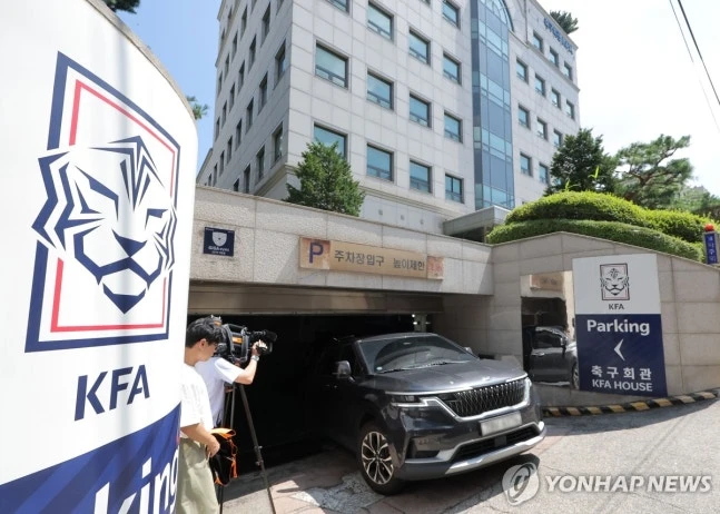 일본축구협회(JFA)가 최근 제기된 대한축구협회(KFA)의 일본 심판 성 접대 의혹과 관련해 자국 심판들을 조사했으나 증거를 발견하지 못해 사실 확인이 불가하다는 결론을 내렸다. 20일(한국시간) 복수의 일본 언론에 따르면 JFA는 도쿄에서 이사회를 열고 일본인 심판들이 과거 KFA로부터 승부조작을 이유로 부적절한 접대를 받은 사실을 확인할 수 없다고 발표했다. 사진 연합뉴스