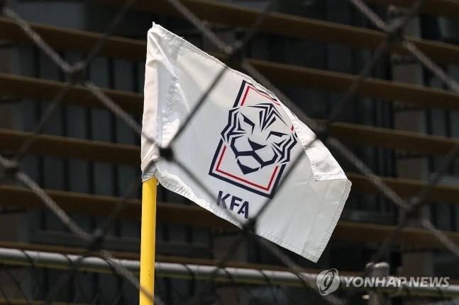 일본축구협회(JFA)가 최근 제기된 대한축구협회(KFA)의 일본 심판 성 접대 의혹과 관련해 자국 심판들을 조사했으나 증거를 발견하지 못해 사실 확인이 불가하다는 결론을 내렸다. 20일(한국시간) 복수의 일본 언론에 따르면 JFA는 도쿄에서 이사회를 열고 일본인 심판들이 과거 KFA로부터 승부조작을 이유로 부적절한 접대를 받은 사실을 확인할 수 없다고 발표했다. 사진 연합뉴스