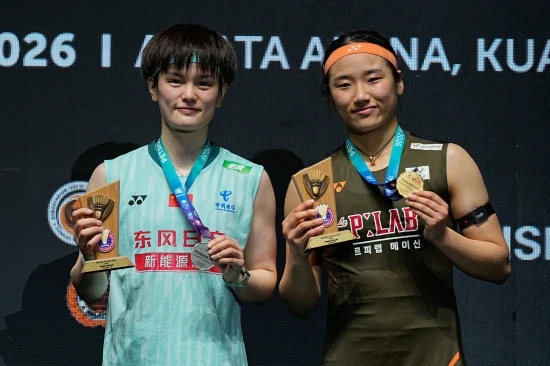 왕즈이는 21일 인도 뉴델리의 인디라 간디 체육관에서 열린 2026 세계배드민턴연맹 세계선수권 여자단식 8강에서 세계 15위인 리네 크리스토페르센(덴마크)를 2-0(21-10 21-7) 완파했다. 단 32분 만에 경기를 끝낸 왕즈이는 준결승에 진출, 앞서 세계 5위 한웨(중국)를 2-0으로 누른 안세영과 격돌하게 됐다. 왕즈이는 안세영과의 역대 전적에서 5승20패로 크게 밀리는 중이다. 최근 13경기에선 1승12패다. 연합뉴스