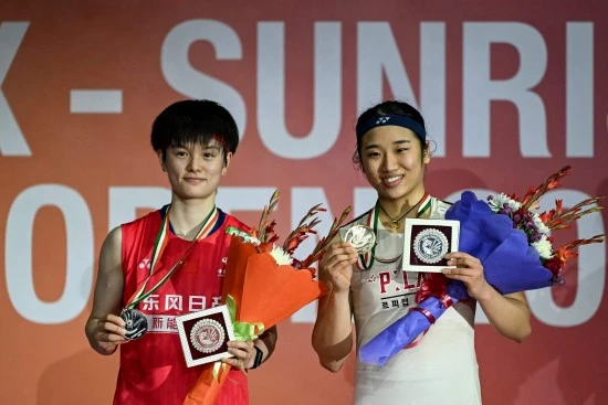 왕즈이는 21일 인도 뉴델리의 인디라 간디 체육관에서 열린 2026 세계배드민턴연맹 세계선수권 여자단식 8강에서 세계 15위인 리네 크리스토페르센(덴마크)를 2-0(21-10 21-7) 완파했다. 단 32분 만에 경기를 끝낸 왕즈이는 준결승에 진출, 앞서 세계 5위 한웨(중국)를 2-0으로 누른 안세영과 격돌하게 됐다. 왕즈이는 안세영과의 역대 전적에서 5승20패로 크게 밀리는 중이다. 최근 13경기에선 1승12패다. 연합뉴스