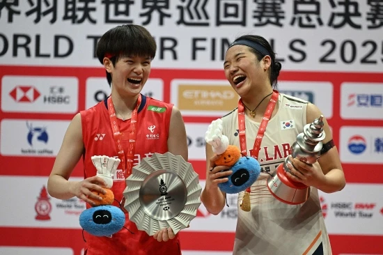 왕즈이는 21일 인도 뉴델리의 인디라 간디 체육관에서 열린 2026 세계배드민턴연맹 세계선수권 여자단식 8강에서 세계 15위인 리네 크리스토페르센(덴마크)를 2-0(21-10 21-7) 완파했다. 단 32분 만에 경기를 끝낸 왕즈이는 준결승에 진출, 앞서 세계 5위 한웨(중국)를 2-0으로 누른 안세영과 격돌하게 됐다. 왕즈이는 안세영과의 역대 전적에서 5승20패로 크게 밀리는 중이다. 최근 13경기에선 1승12패다. 연합뉴스