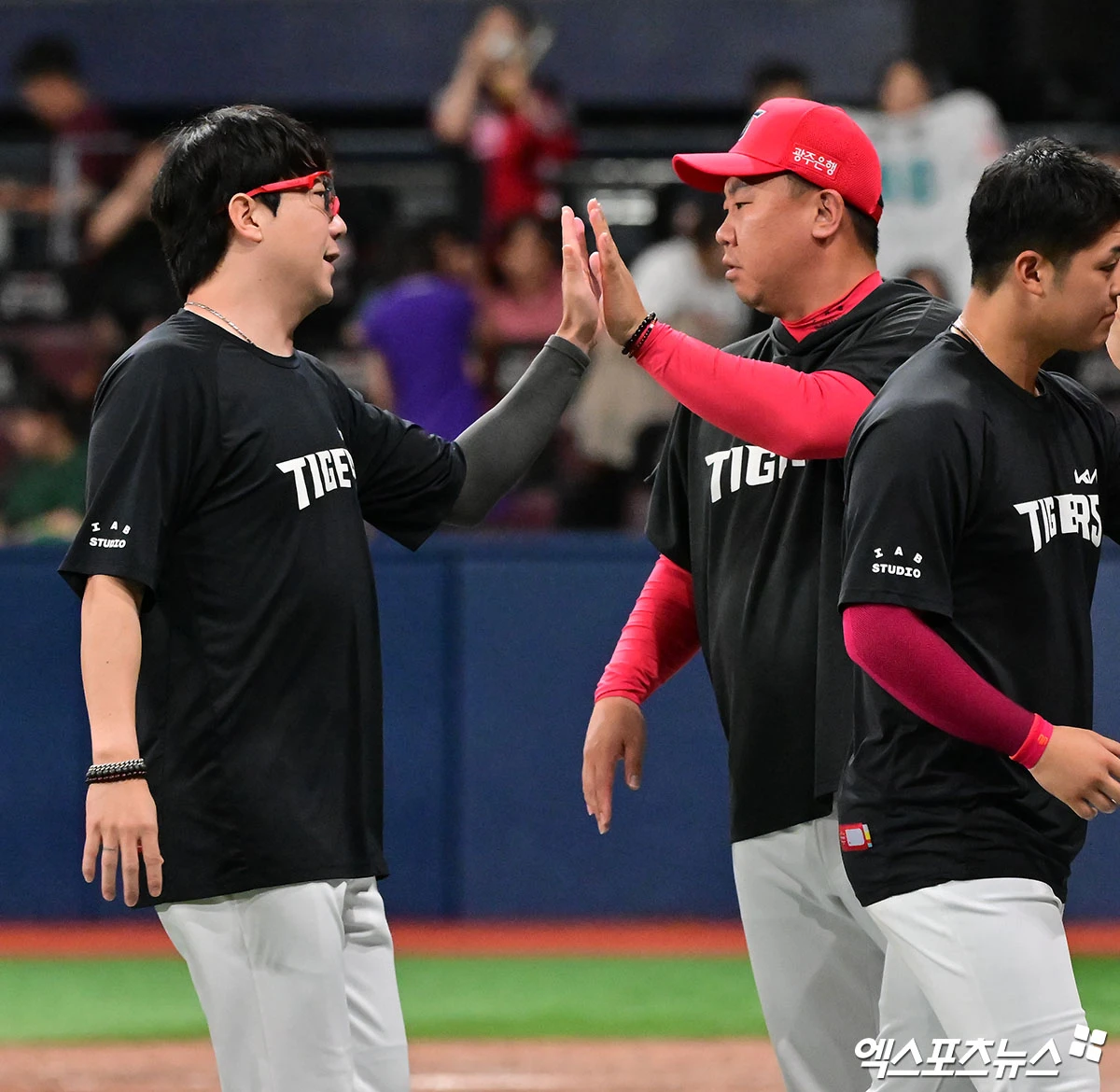 21일 오후 서울 구로구 고척스카이돔에서 열린 '2026 신한 SOL Bank KBO리그' KIA 타이거즈와 키움 히어로즈의 경기, KIA가 선발 양현종의 호투와 김호령의 만루 홈런에 힘입어 키움에 11:1 대승을 거뒀다. 이날 경기에서 승리한 KIA 이범호 감독이 선수들과 하이파이브를 하고 있다. 고척, 김한준 기자