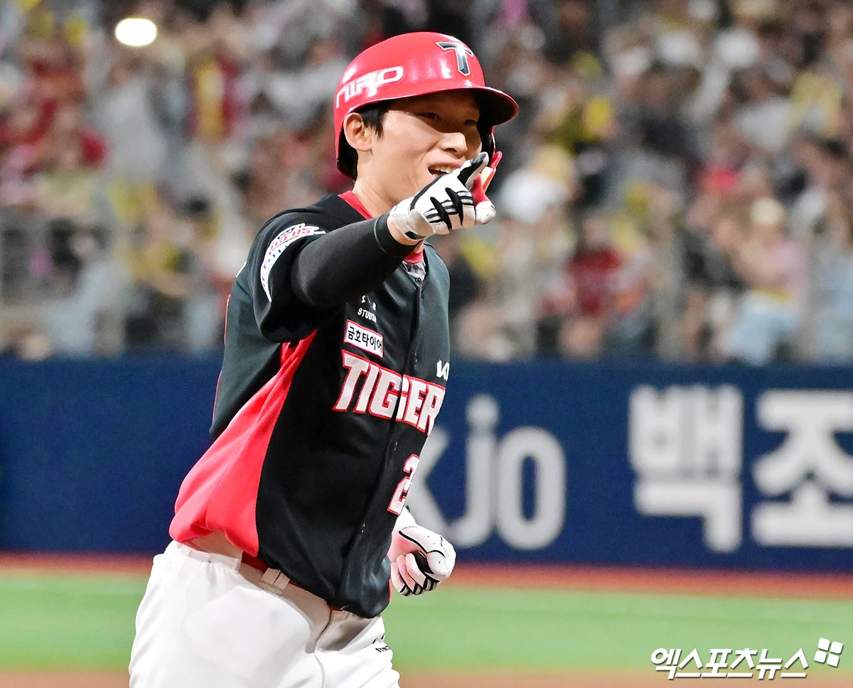 21일 오후 서울 구로구 고척스카이돔에서 열린 '2026 신한 SOL Bank KBO리그' KIA 타이거즈와 키움 히어로즈의 경기, 7회초 2사 만루 KIA 김호령이 만루 홈런을 날린 후 그라운드를 돌고 있다. 고척, 김한준 기자