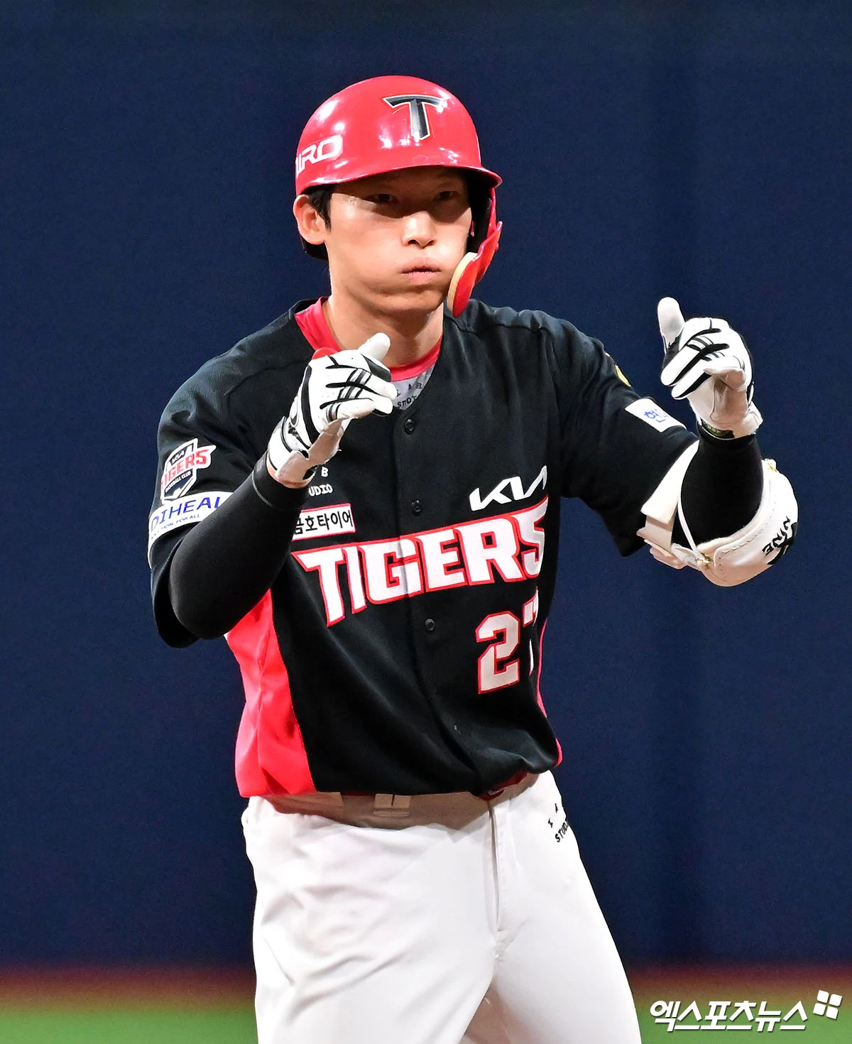 21일 오후 서울 구로구 고척스카이돔에서 열린 '2026 신한 SOL Bank KBO리그' KIA 타이거즈와 키움 히어로즈의 경기, 9회초 2사 1,2루 KIA 김호령이 1타점 2루타를 날리고 있다. 고척, 김한준 기자