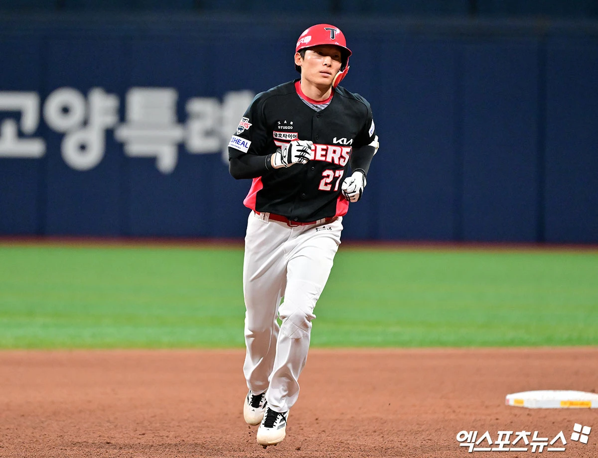21일 오후 서울 구로구 고척스카이돔에서 열린 '2026 신한 SOL Bank KBO리그' KIA 타이거즈와 키움 히어로즈의 경기, 7회초 2사 만루 KIA 김호령이 만루 홈런을 날린 후 그라운드를 돌고 있다. 고척, 김한준 기자
