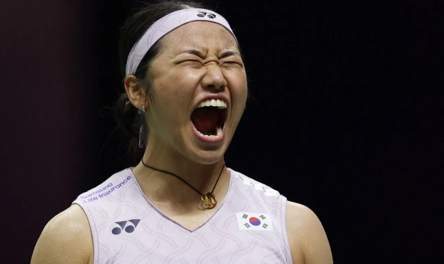 안세영은 21일 인도 뉴델리의 인디라 간디 실내체육관에서 열린 2026 세계배드민턴연맹(BWF) 세계선수권대회 8강전에서 중국의 한웨(세계랭킹 5위)를 40분 만에 게임스코어 2-0으로 꺾고 대회 준결승에 진출했다. 안세영은 리링웨이(중국·1983~1989년), 장닝(중국·2001~2007년(5회 연속), 야마구치 아카네(일본·2021~2026년(5회 연속))에 이어 세계 네 번째 세계선수권 4회 연속 4강 진출자가 됐다. 특히 앞선 3명보다 어린 나이에 달성하며 이 부문 최연소 기록자로 이름을 올렸다. 연합뉴스
