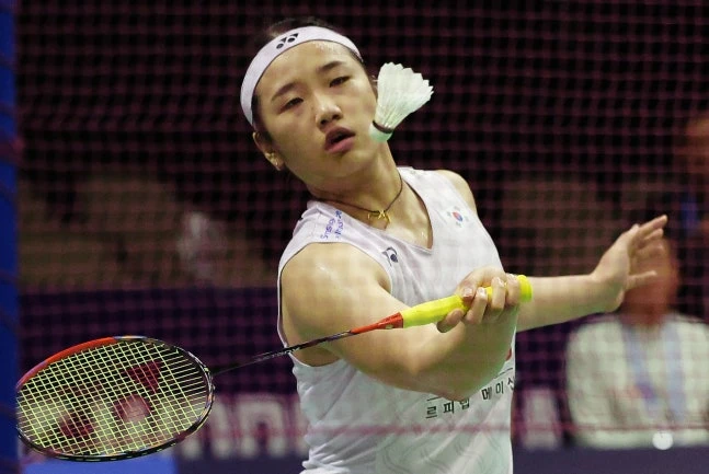 안세영은 21일 인도 뉴델리의 인디라 간디 실내체육관에서 열린 2026 세계배드민턴연맹(BWF) 세계선수권대회 8강전에서 중국의 한웨(세계랭킹 5위)를 40분 만에 게임스코어 2-0으로 꺾고 대회 준결승에 진출했다. 안세영은 리링웨이(중국·1983~1989년), 장닝(중국·2001~2007년(5회 연속), 야마구치 아카네(일본·2021~2026년(5회 연속))에 이어 세계 네 번째 세계선수권 4회 연속 4강 진출자가 됐다. 특히 앞선 3명보다 어린 나이에 달성하며 이 부문 최연소 기록자로 이름을 올렸다. 연합뉴스