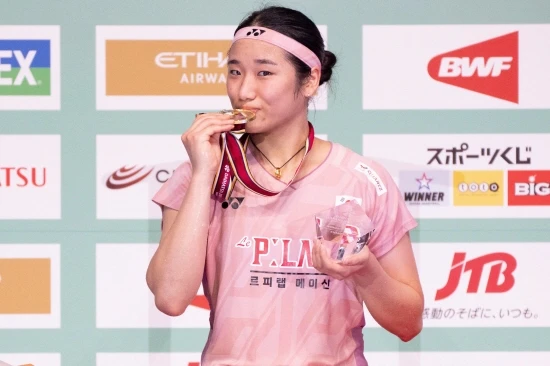 안세영은 21일 인도 뉴델리의 인디라 간디 실내체육관에서 열린 2026 세계배드민턴연맹(BWF) 세계선수권대회 8강전에서 중국의 한웨(세계랭킹 5위)를 40분 만에 게임스코어 2-0으로 꺾고 대회 준결승에 진출했다. 안세영은 리링웨이(중국·1983~1989년), 장닝(중국·2001~2007년(5회 연속), 야마구치 아카네(일본·2021~2026년(5회 연속))에 이어 세계 네 번째 세계선수권 4회 연속 4강 진출자가 됐다. 특히 앞선 3명보다 어린 나이에 달성하며 이 부문 최연소 기록자로 이름을 올렸다. 연합뉴스