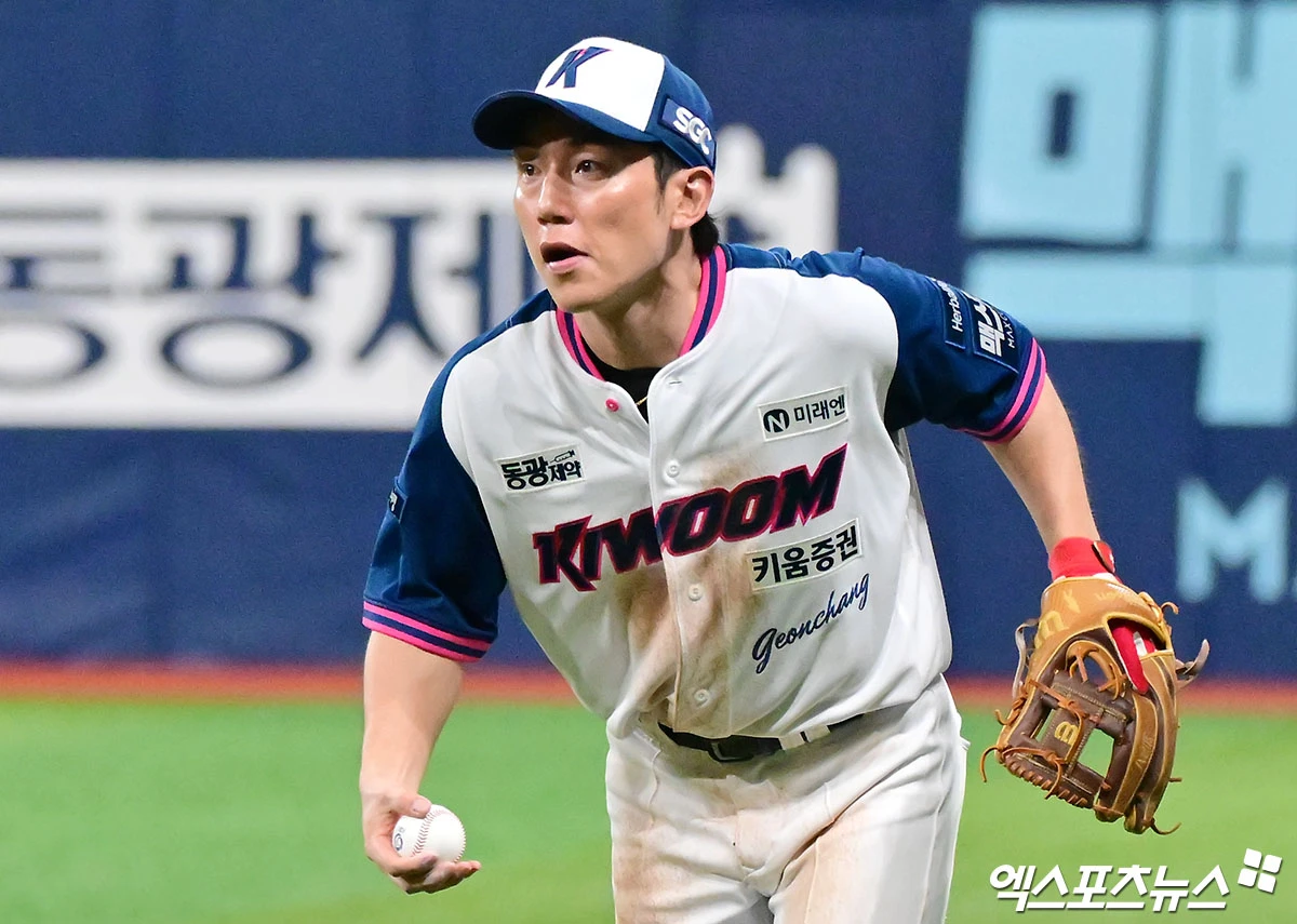 22일 오후 서울 구로구 고척스카이돔에서 열린 '2026 신한 SOL Bank KBO리그' KIA 타이거즈와 키움 히어로즈의 경기, 5회초 2사 1,2루 키움 서건창이 KIA 김호령의 타구를 잡고 있다. 고척, 김한준 기자