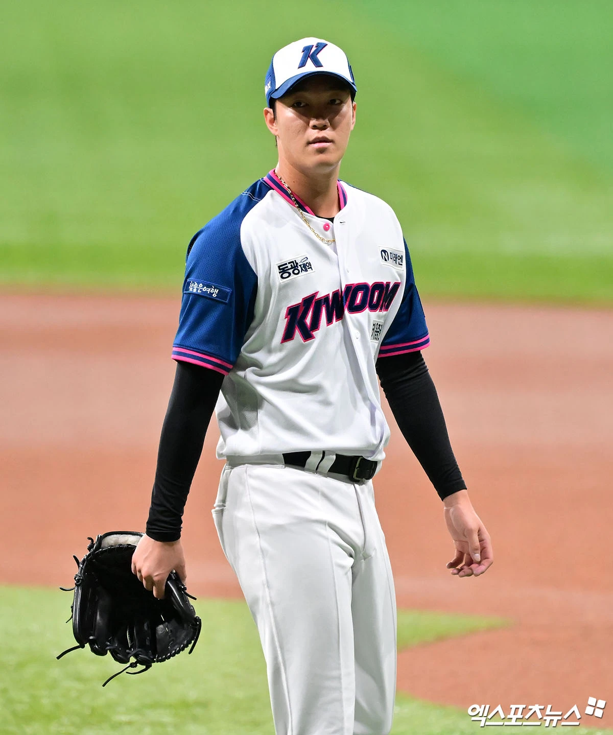 22일 오후 서울 구로구 고척스카이돔에서 열린 '2026 신한 SOL Bank KBO리그' KIA 타이거즈와 키움 히어로즈의 경기, 1회초 수비를 마친 키움 안우진이 더그아웃으로 향하고 있다. 고척, 김한준 기자