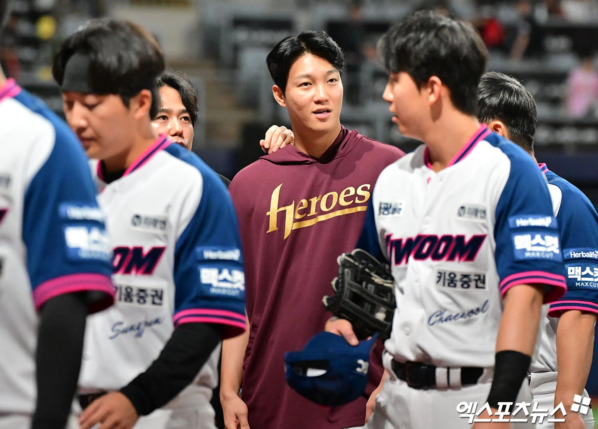 22일 오후 서울 구로구 고척스카이돔에서 열린 '2026 신한 SOL Bank KBO리그' KIA 타이거즈와 키움 히어로즈의 경기, 키움이 KIA에 3:1로 승리하며 5연패에서 탈출했다. 이날 경기에서 승리한 키움 안우진이 그라운드를 빠져나가고 있다. 고척, 김한준 기자