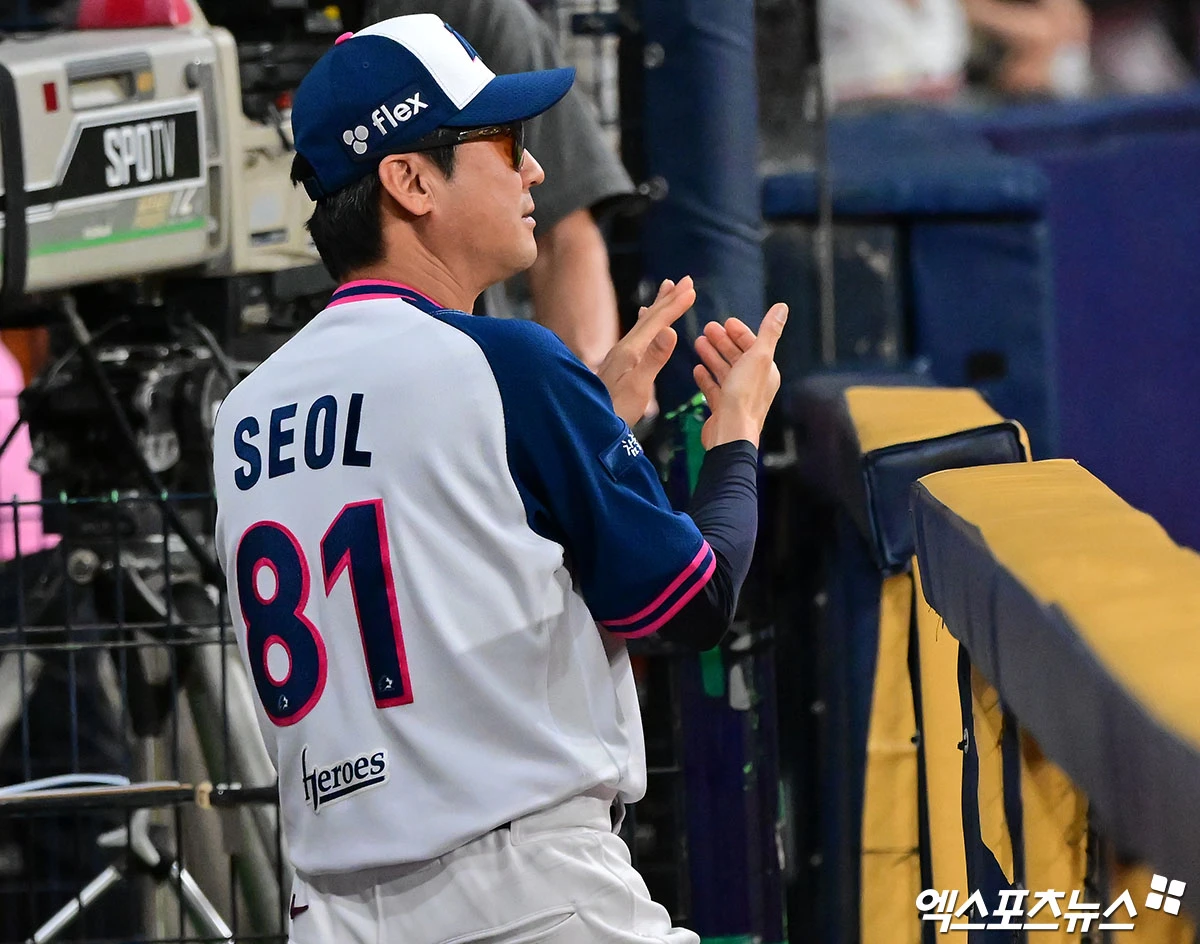22일 오후 서울 구로구 고척스카이돔에서 열린 '2026 신한 SOL Bank KBO리그' KIA 타이거즈와 키움 히어로즈의 경기, 7회말 2사 1,2루 키움 서건창이 1타점 2루타때 설종진 감독이 박수를 치고 있다. 고척, 김한준 기자