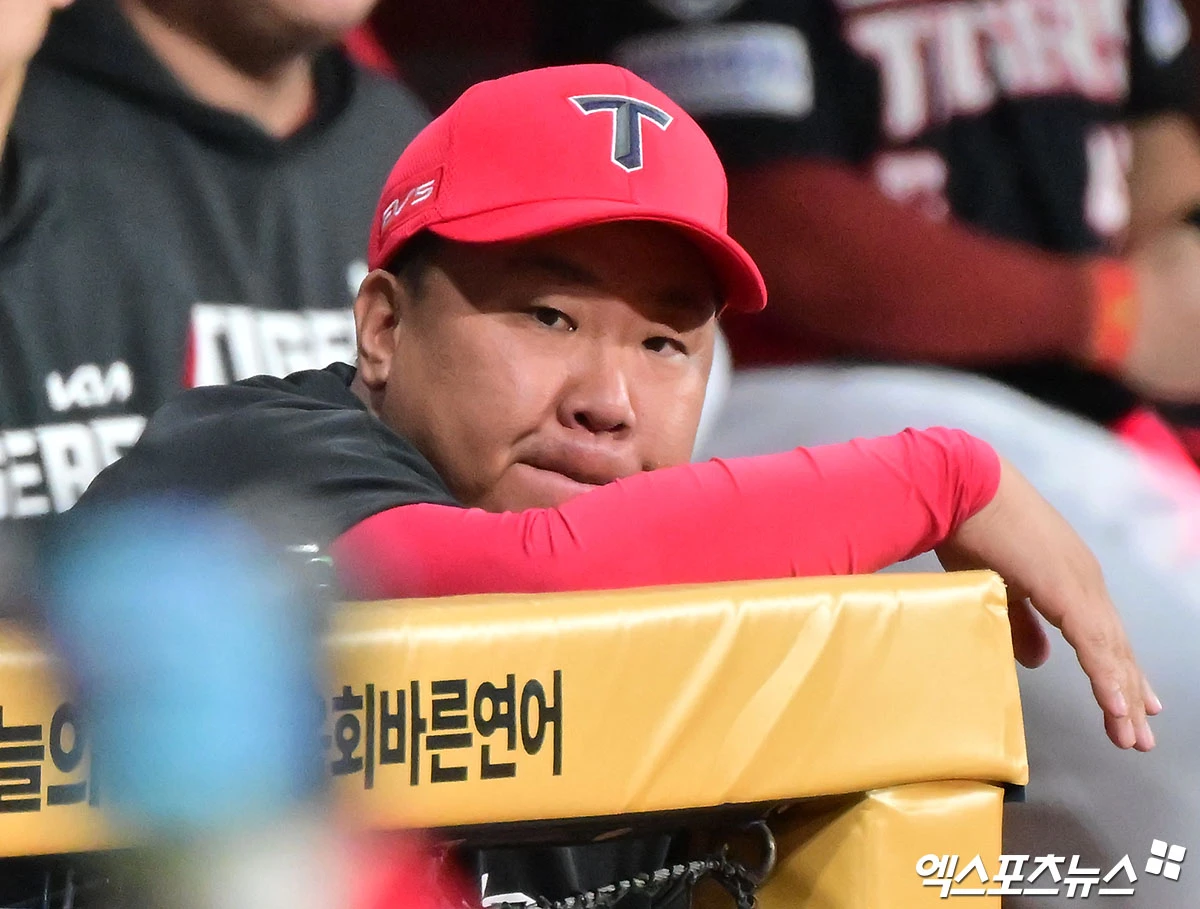 22일 오후 서울 구로구 고척스카이돔에서 열린 '2026 신한 SOL Bank KBO리그' KIA 타이거즈와 키움 히어로즈의 경기, KIA 이범호 감독이 경기를 지켜보고 있다. 고척, 김한준 기자