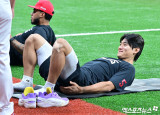 김도영 ‘스트레칭하며 미소’[포토]