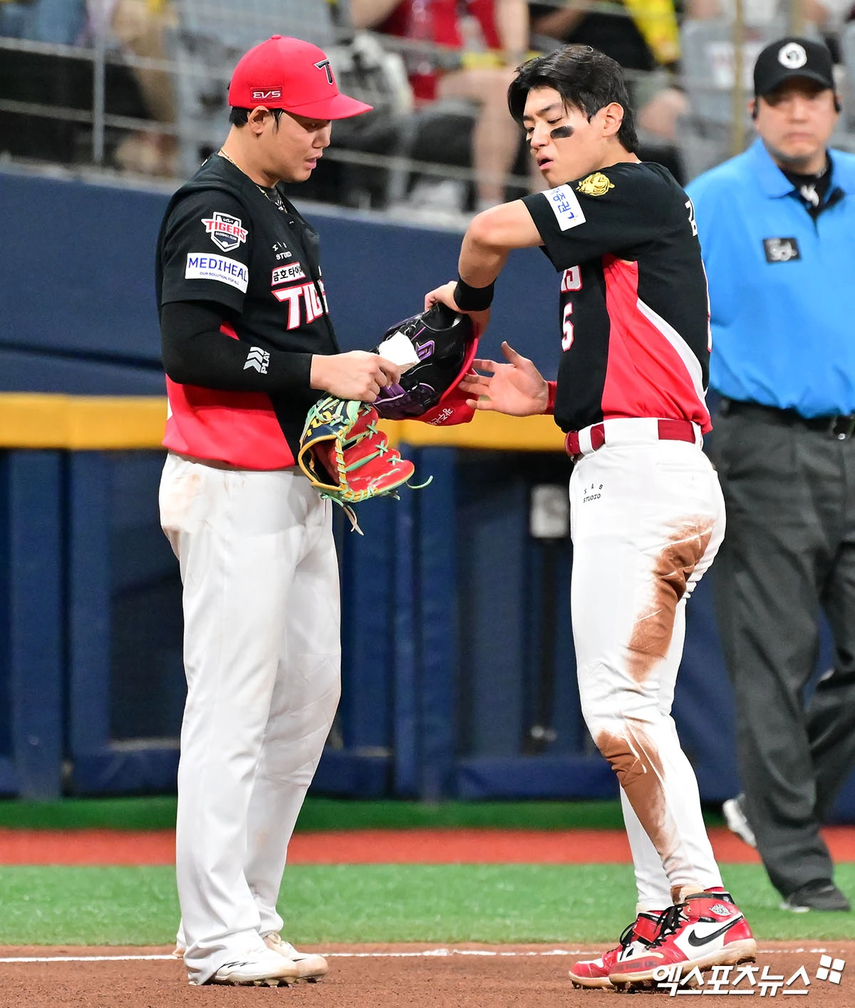 22일 오후 서울 구로구 고척스카이돔에서 열린 '2026 신한 SOL Bank KBO리그' KIA 타이거즈와 키움 히어로즈의 경기, 4회초 종료 후 KIA 김도영이 맞은 부위에 대해 하주석과 대화를 나누고 있다. 고척, 김한준 기자