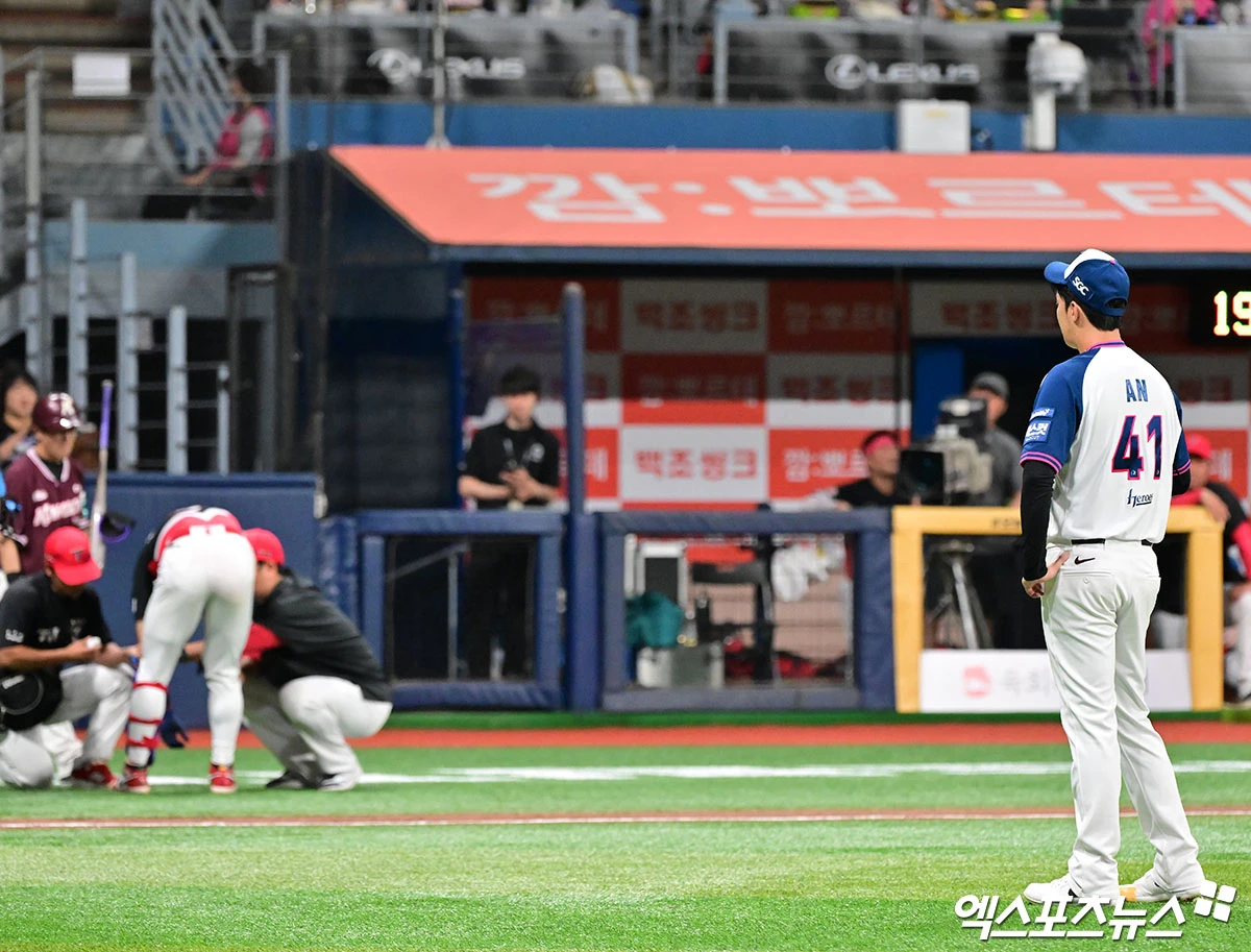 22일 오후 서울 구로구 고척스카이돔에서 열린 '2026 신한 SOL Bank KBO리그' KIA 타이거즈와 키움 히어로즈의 경기, 4회초 2사 KIA 김도영이 키움 안우진의 투구에 맞고 있다. 고척, 김한준 기자